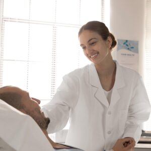 El personal de enfermería en la exploración del paciente y la administración de medicamentos