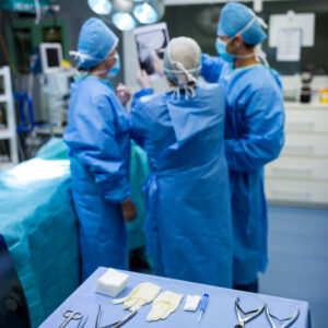 El celador en el bloque quirúrgico: tareas asistenciales, higiene y manejo del paciente